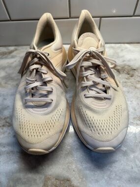 LULULEMON Chargefeel Low Women’s Size 10 Color Light Ivory/Dove Grey/White
